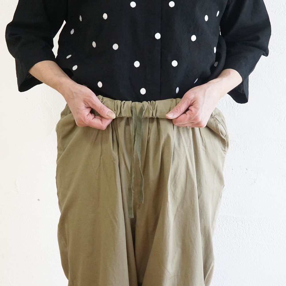 テーパードパンツ