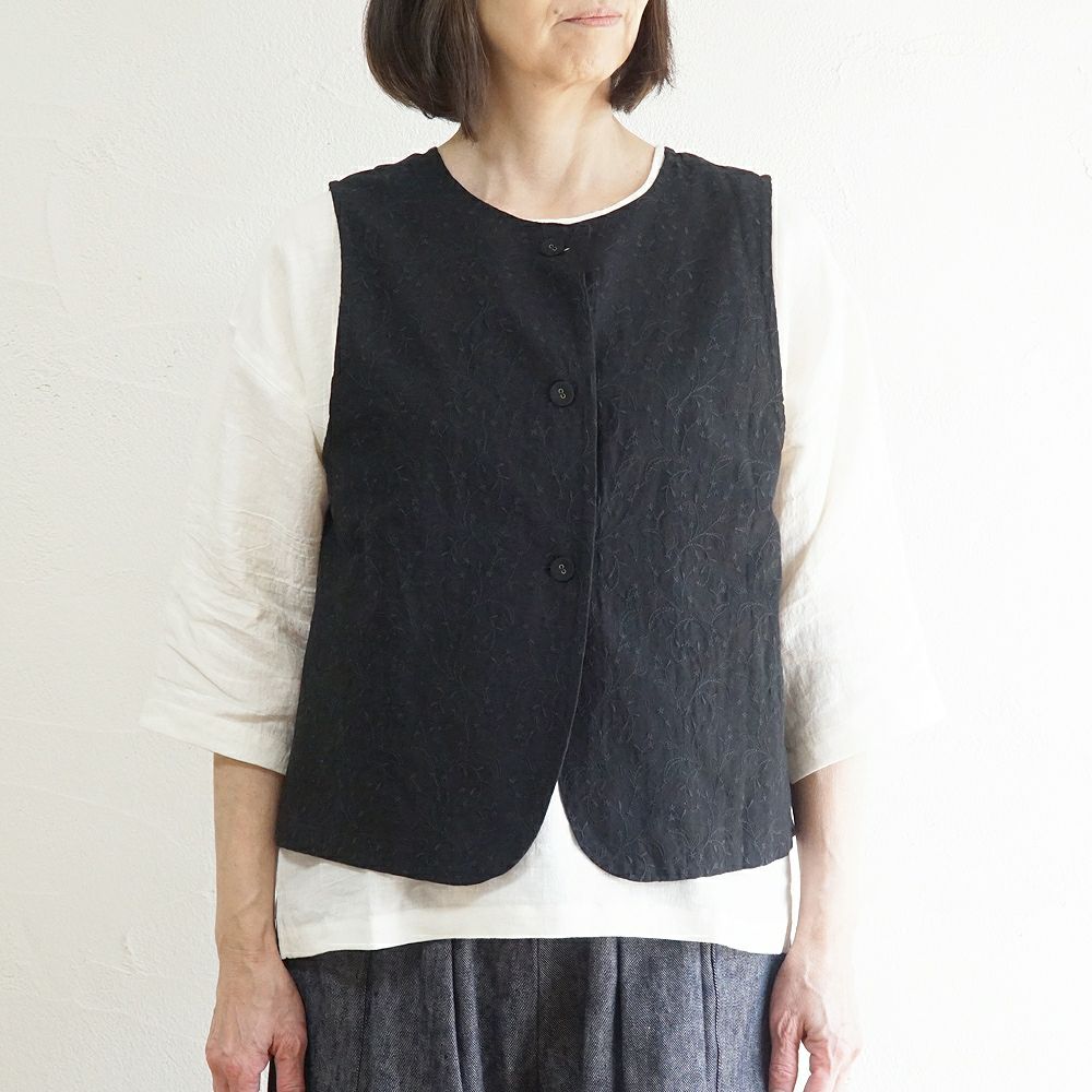 Branch m‘.,ブランチエム,ナチュラル,30代,40代,50代,60代,リネン,ゆったり,刺繍,刺繍ベスト,ベスト,2way,前後着用,2wayベスト