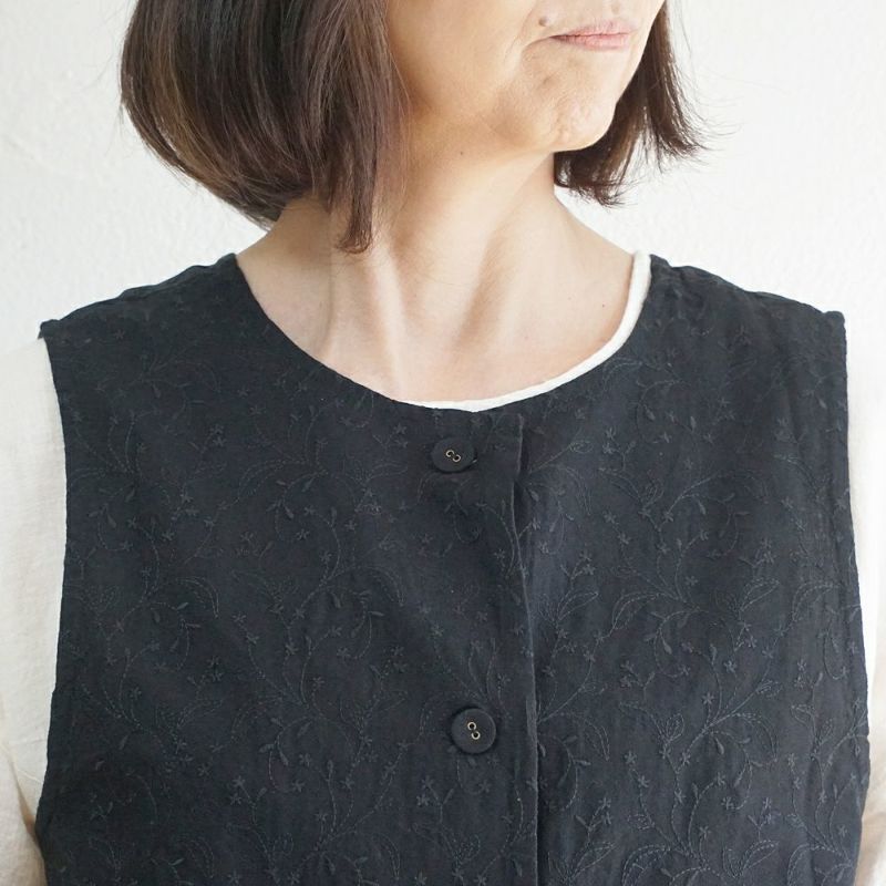 Branch m‘.,ブランチエム,ナチュラル,30代,40代,50代,60代,リネン,ゆったり,刺繍,刺繍ベスト,ベスト,2way,前後着用,2wayベスト