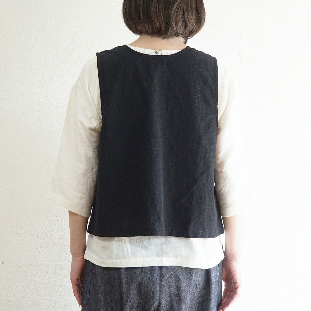 Branch m‘.,ブランチエム,ナチュラル,30代,40代,50代,60代,リネン,ゆったり,刺繍,刺繍ベスト,ベスト,2way,前後着用,2wayベスト