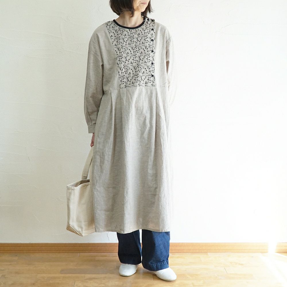 Branch m‘.,ブランチエム,ナチュラル,30代,40代,50代,60代,リネン,ゆったり,刺繍,刺繍ワンピース,ワンピース,タックワンピース,