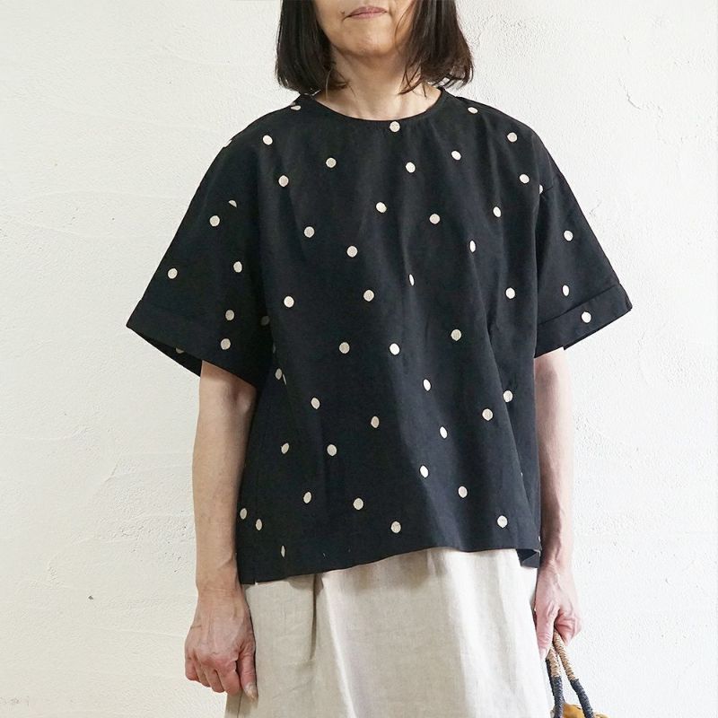 Branch m‘.,ブランチエム,ナチュラル,30代,40代,50代,60代,リネン,ゆったり,blouse,ブラウス,半袖,ドット,ドット柄,刺繍,刺繍ブラウス,半袖,半袖ブラウス,プルオーバー,プルオーバーブラウス