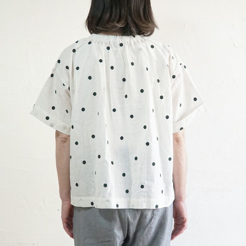 Branch m‘.,ブランチエム,ナチュラル,30代,40代,50代,60代,リネン,ゆったり,blouse,ブラウス,半袖,ドット,ドット柄,刺繍,刺繍ブラウス,半袖,半袖ブラウス,プルオーバー,プルオーバーブラウス