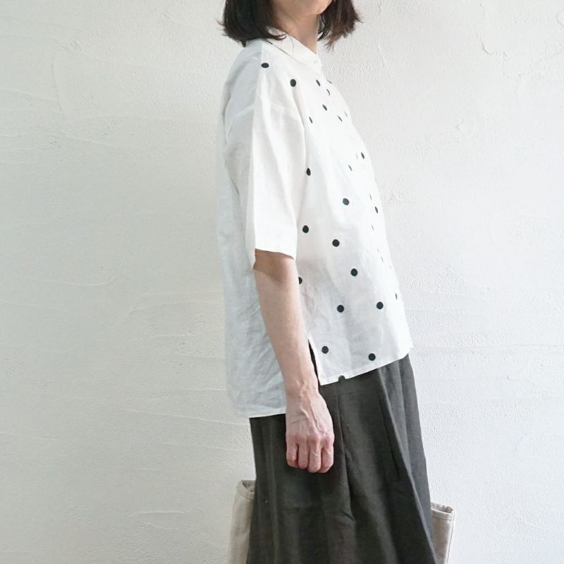 Branch m‘.,ブランチエム,ナチュラル,30代,40代,50代,60代,リネン,ゆったり,blouse,ブラウス,半袖,ドット,ドット柄,刺繍,刺繍ブラウス,半袖,半袖ブラウス,シャツ,衿付き,衿シャツ,