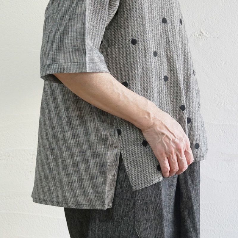 Branch m‘.,ブランチエム,ナチュラル,30代,40代,50代,60代,リネン,ゆったり,blouse,ブラウス,半袖,ドット,ドット柄,刺繍,刺繍ブラウス,半袖,半袖ブラウス,シャツ,衿付き,衿シャツ,