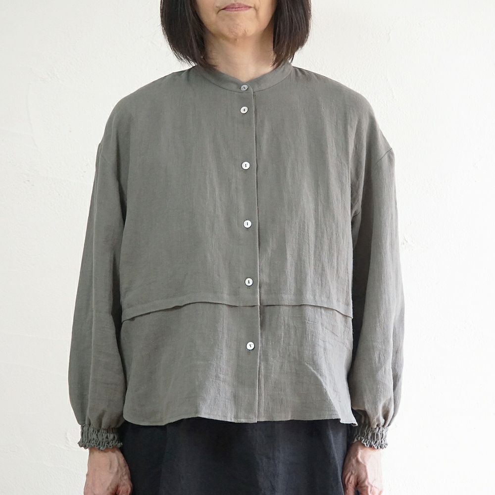 Branch m‘.,ブランチエム,ナチュラル,30代,40代,50代,60代,リネン,コットンリネン,綿麻,ゆったり,ブラウス,長袖,バンドカラー,シャツ,バンドカラーシャツ,バンドカラーブラウス,切替,切替ブラウス