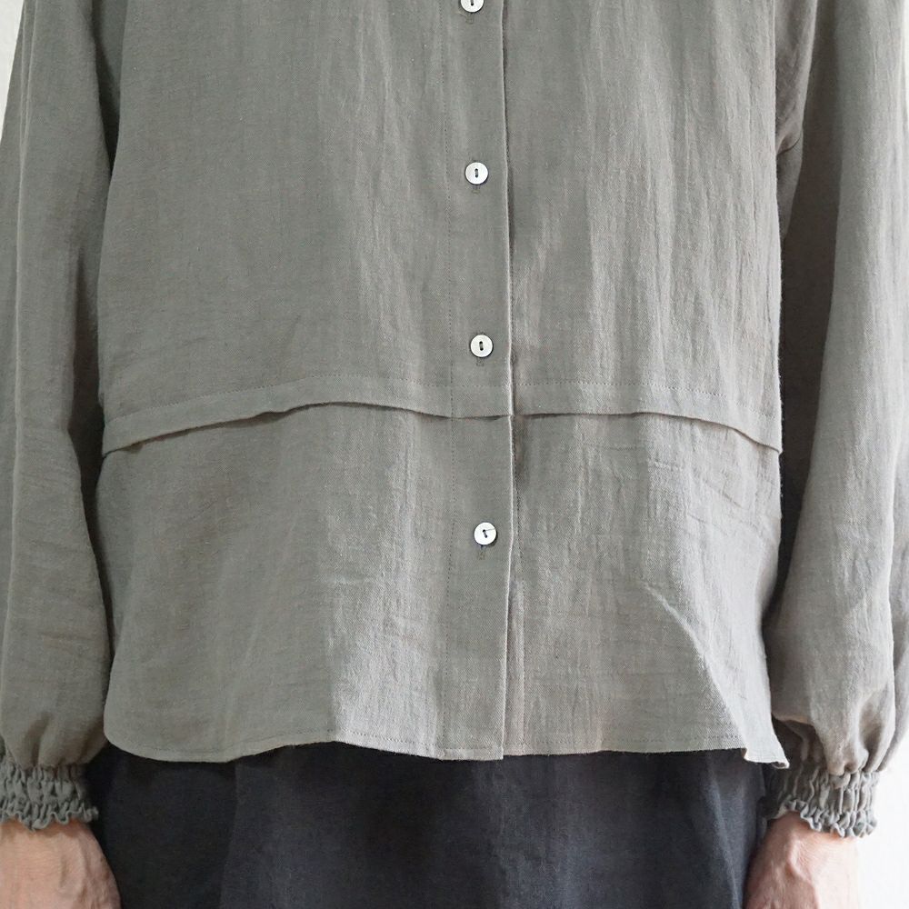 Branch m‘.,ブランチエム,ナチュラル,30代,40代,50代,60代,リネン,コットンリネン,綿麻,ゆったり,ブラウス,長袖,バンドカラー,シャツ,バンドカラーシャツ,バンドカラーブラウス,切替,切替ブラウス