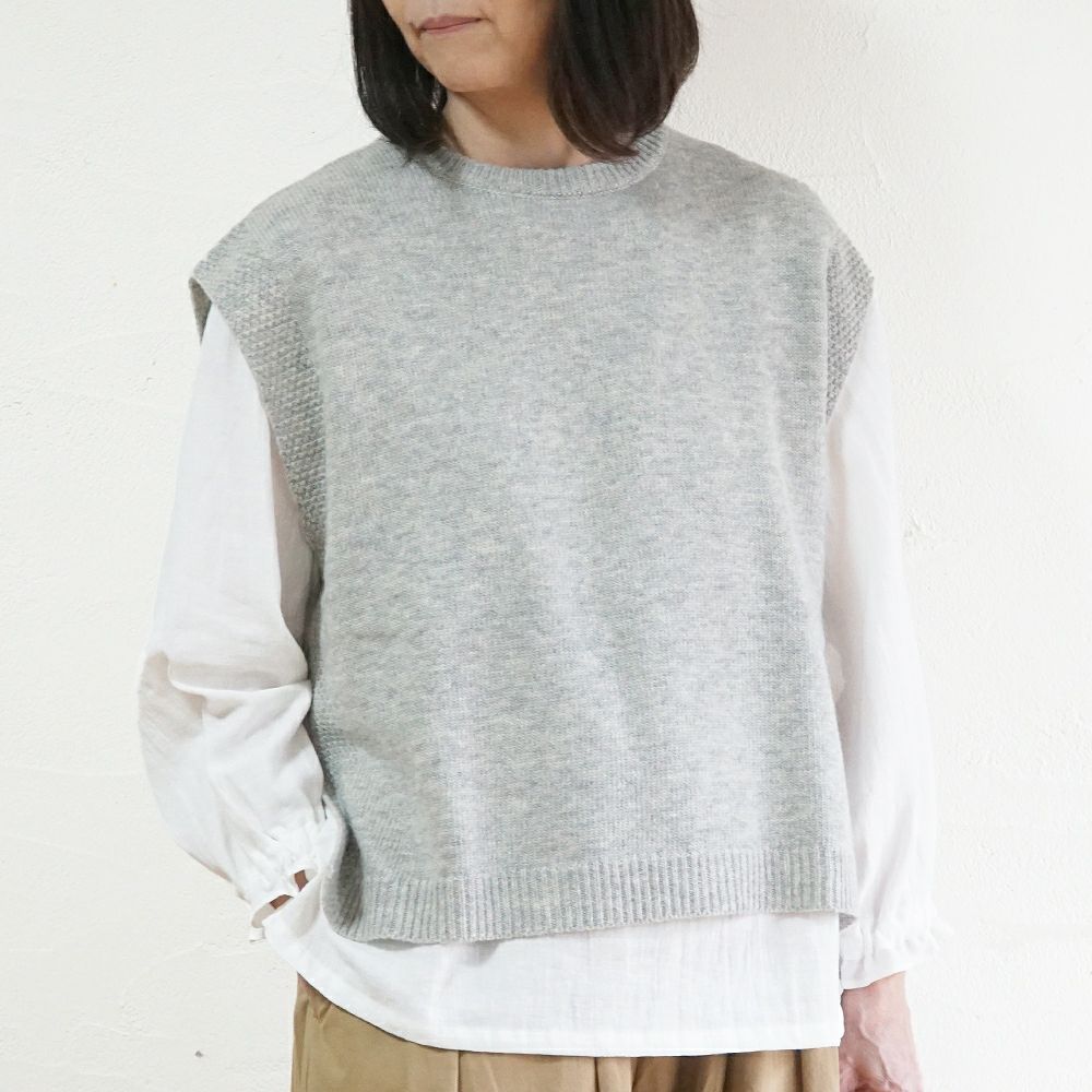 Branch m‘.,ブランチエム,ナチュラル,30代,40代,50代,60代,ウール,ゆったり,knit,ニット,ウール混,ベスト、ニットベスト,ドロップショルダー,ドロップショルダーベスト,レイヤード,重ね着