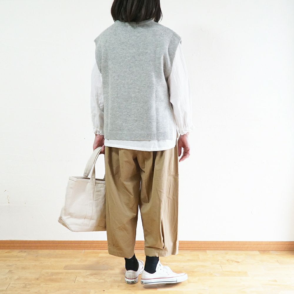 Branch m‘.,ブランチエム,ナチュラル,30代,40代,50代,60代,ウール,ゆったり,knit,ニット,ウール混,ベスト、ニットベスト,ドロップショルダー,ドロップショルダーベスト,レイヤード,重ね着